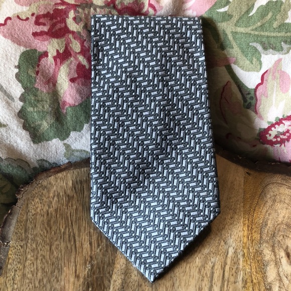 GEOFFREY BEENE 100% silk Grey Silver Textured “line” SafetyPin Pattern $129 NEW - Picture 12 of 16